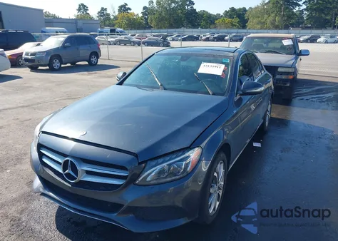 2015 Mercedes-Benz C 300 4Matic z USA, uszkodzony, nr VIN 55SWF4KB8FU059241